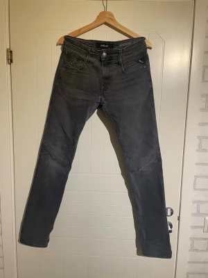 Replay Anbass Jeans - Tjena säljer dessa supersnygga Replay Anbass Jeans i super 9,5/10 skick! | Sitter snyggt i slim fit samt har en skön clean svart tvätt 👌| W: 30 & L: 32 | Fråga gärna vid minsta funderingar 🙌