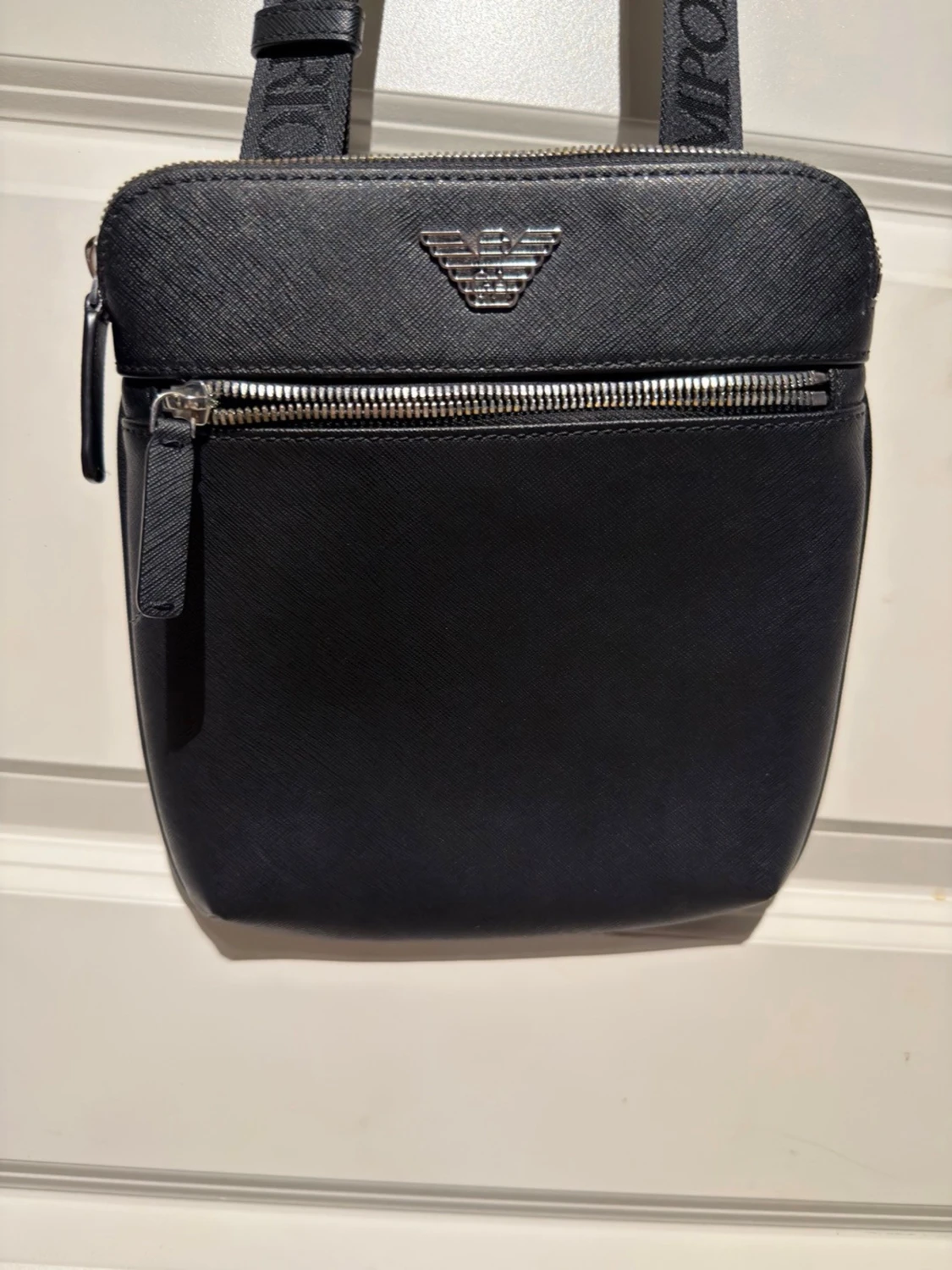 Svart axelväska från Emporio Armani