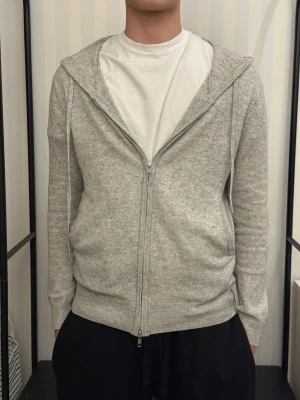 Kashmir zip - St studios kashmir zip - killen på bilden är 173 och väger 58 kilo - skick 9/10 - fler frågor kontakta mig