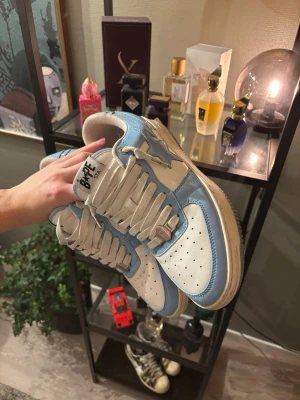BAPE STA blå och vita sneakers - Säljer mina magiska bape sta i använt skick. Köpta secondhand för flera år sedan, så har inte kvar kvitto eller något. Säljer väldigt billigt jämfört med vad jag gav. Skriv vid funderingar🌟