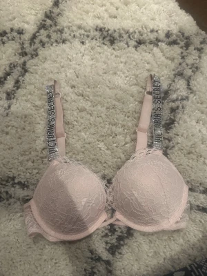 VS Rosa glitter bh - Färg: angel pink, några få diamanter har farit av längst ut på banden men inget som syns! Helt nytt skick!