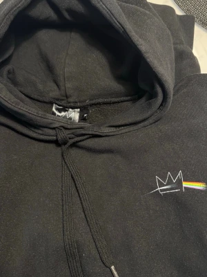 Svart hoodie med regnbågstryck - Intresekoll på min hov1 tröja💕                           skriv prisförslag så kan vi försöka komma överens om något pris