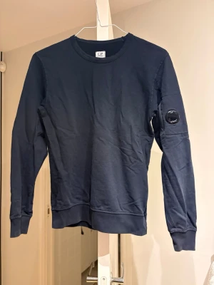 Svart sweatshirt från C.P. Company - Svart sweatshirt från C.P. Company i fint skick