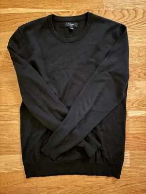 Svart stickad tröja från Matinique - Klassisk svart stickad tröja från Matinique med rund halsringning och ribbade muddar. Tröjan är enkel och stilren, perfekt för lager-på-lager och passar till många olika outfits. Materialet är mjukt och bekvämt.