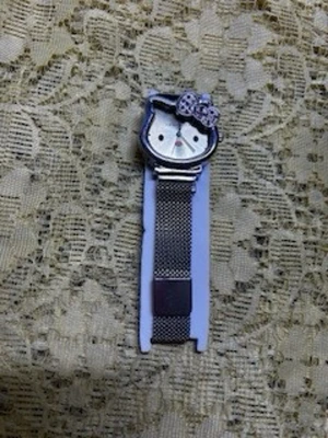 Hello Kitty klocka med meshband - Söt klocka med Hello Kitty-formad urtavla och glittrig rosett. Finns i både silver och guldton. Mesharmband i metall ger en trendig look. Perfekt accessoar för dig som gillar gulliga detaljer och vill sticka ut lite extra.  Nya klocka med nya batteri.   199kr /st 