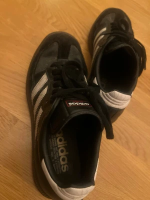 Adidas Samba svarta sneakers - Klassiska Adidas Samba sneakers i svart med vita detaljer.