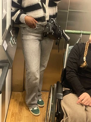 Grå raka jeans med hög midja ZARA - Snygga grå jeans med rak passform och hög midja. Jeansen har klassisk femficksdesign och subtil tvättad look. Perfekta för en avslappnad och trendig stil. Från ZARA  storlek 40 