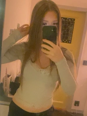 långärmad topp med spets från Gina tricot - Ljusgrå/grön långärmad topp med snygg spetsdetalj vid halsen. Toppens passform är normal och den har en feminin v-ringning. Perfekt för dig som gillar stilrena och enkla plagg med en touch av detalj. Säljer för att den aldrig kommit till användning, använt 2 gånger! Storlek S