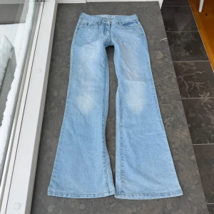 Lågmidjade jeans! - Så snygga jeans som tyvärr inte passar mig och har därför ingen bild på! Midjemått tvärsöver: 36,5cm Midjehöjd: 21cm Inerbens längd: 79cm💕