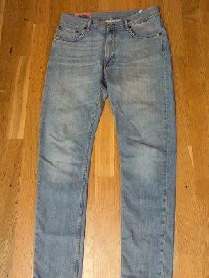Ljusblå jeans från Acne Studios - Snygga ljusblå jeans från Acne Studios Blå Konst med klassisk femficksmodell och raka ben. Jeansen har en avslappnad passform och är tillverkade i bomull. Perfekta för en trendig och stilren look.