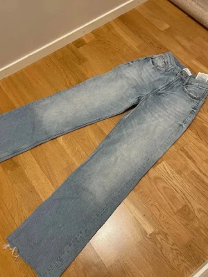 Ljusblå wide jeans med råa kanter från ZARA - Använd 2-3 ggr endast as bra skick! Storlek 32 men kn även passa 34 är jag säker på! 