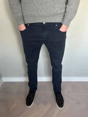 Jacob Cohen chinos - Tja säljer nu dessa riktigt snygga och sällsynta Jacob Cohen chinosen i storlek 32 där nypriset är cirka 5000kr, skick 9/10 vid minsta lilla fundering så är det bara att höra av sig!  Mvh Santén