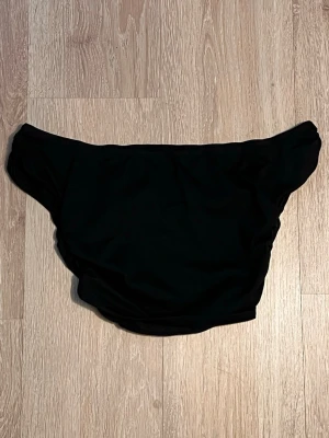 Svart linne  - Rensar garderoben, Svart off the shoulder linne/tshirt från shein 🍋