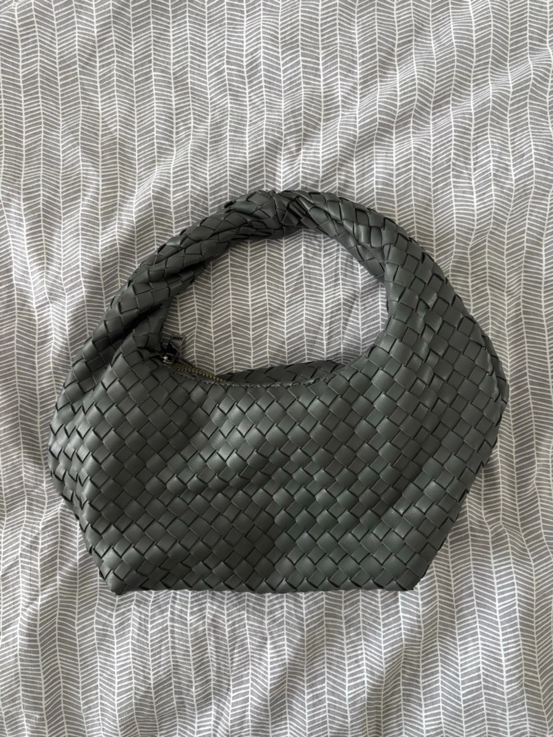 Grå flätad väska