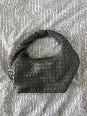 Grå flätad väska - Väska från Gina tricot, bra skick 