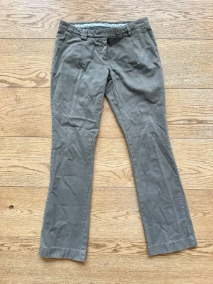 Kaki byxor från Patrizia Pepe  - Kaki byxor från Patrizia Pepe. Skulle säga att de passar 36-38