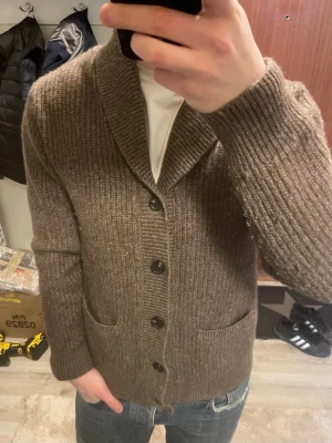 Brun stickad cardigan - Otroligt snygg brun stickad cardigan från Selected homme. Passar perfekt till kallare väder. Modellen är 180cm, 75kg. Priset kan såklart diskuteras!