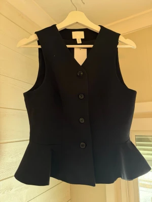 Svart fest topp  - As fin topp från HM som tyvärr var för liten och går inte längre att lämna tillbaka