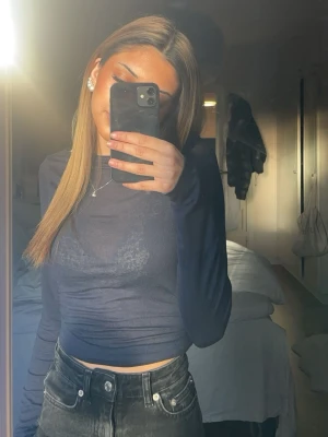 Mörkblå croppad långärmad topp - Säljer min intimissimi tröja i färgen mörkblå, den är i storlek s💕 den är vikt på bilden därav ser den kort ut, finns bevis att den är äkta, skriv privat om du undrar något 🫶🏻