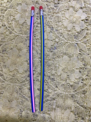 Färgglada böjda pennor med sudd - Två par färgglada böjbara pennor med suddgummi på toppen. Ena paret är blå och rosa, andra paret är blå och gul samt röd och blå. Pennorna har metallhylsa vid suddet och är tillverkade i plast. Perfekt för dig som gillar roliga skrivsaker. 29kr/2st / bild , samma frakt, finns fler kvar 