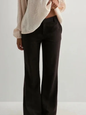 Low waist bootcut kostym byxor - Fina kostymer ifrån Nelly, passar mig som är 160cm, köpt fel storlek så om nån vill köpa ett snabbköp man man få för ett billigare pris❤️