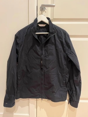 Aspesi Jacka - Säljer nu denna vårjackan från Aspesi. Riktigt bra skick, inga deffekter. Storlek S/M. Skriv vid frågor