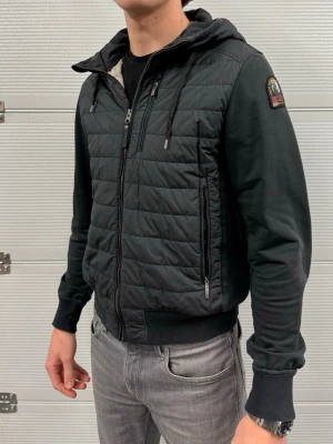 Parajumper Fleece  - En cardigan från Parajumpers i bra skick med en lagning bild finns! Storlek M (sitter som S). Självklart äkta. Hör av er vid frågor! Modellen är 188 och väger 76kg