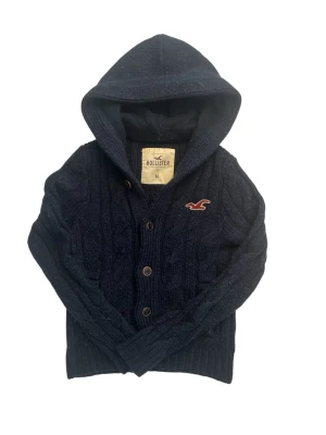 Hollister Cardigan  - Tja! Säljer nu denna riktigt feta och sällsynta Hollister Cardigan i storlek M. Riktigt trendig just nu. Hör av dig om du undrar något! 