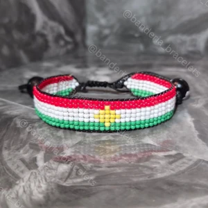 Kurdiska flaggan Handgjort armband - ✨️Justerbart, enkelt att öppna och stänga ✨️Kan stängas till en 15cm omkrets och öppnas bredast till ca 27cm omkrets ✨️Höjden av flagg-delen är 1,3cm ✨️Flagg-delen minus "glidknuten" är 14cm lång ✨️Skickas inom en vecka så fort tillverkningen är klar