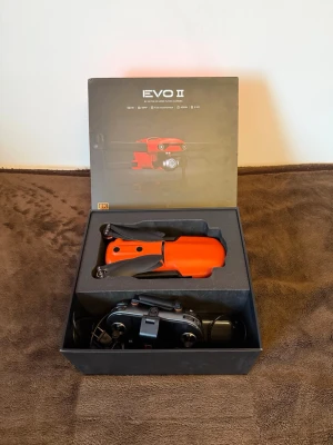 Autel EVO II 8K drönare med kontroll - Säljer en Autel EVO II drönare i orange med 8K kamera. Drönaren har vikbara armar, fyra propellrar och levereras med en svart fjärrkontroll. Perfekt för dig som vill ta grymma flygbilder och video. Robust design i plast och metall. Helt ny endast använd en gång och kommer med alla extra material som behövs. Ny pris 25 tusen kronor.