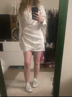 Vit kort student klänning  - Den har lite brun utan sol fläckar men det går säkert att bleka bort (kan ej vara säker) 