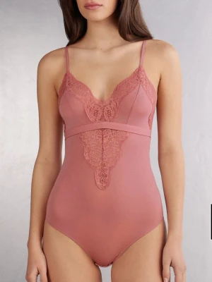 Rosa spetsbody från intimissimi - Supersnygg rosa body med tunna axelband och v-ringning. Aldrig använd 