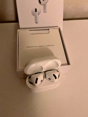 Apple AirPods Pro med laddningsetui - Säljer ett par vita Apple AirPods Pro med aktiv brusreducering och trådlöst laddningsetui. Snygg och stilren design i plast, perfekt för dig som vill ha grymt ljud och smidig anslutning till iPhone eller andra Apple-enheter.