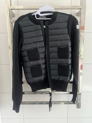 Moncler Cardigan - Hejsan, säljer min Moncler Padded Cardigan som inte kommer till användning. Tveka inte på frågor!