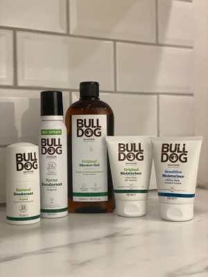 Bulldog hudvårdsset för män - Säljer ett komplett hudvårdsset från Bulldog med naturlig deodorant, spray deodorant, original shower gel samt två olika fuktkrämer (original och sensitive). Produkterna har en stilren vit och grön design och är perfekta för daglig hudvård. nu. Pris är 900 mitt pris är 399