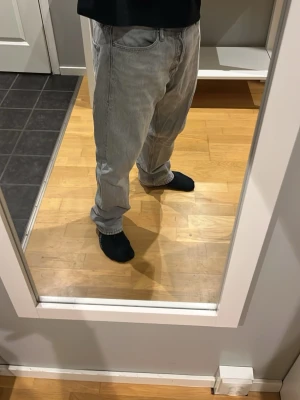 Jack and Jones Jeans - Bra skick, fin grå tvätt med avslappnad passform! Tveka inte på att ställa frågor