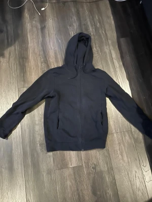 Marinblå zip-hoodie med huva - Zip hoodie från dressman storlek S