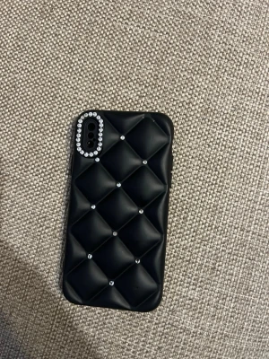 Svart mobilskal med stenar - Svart fin mobil skal i svart med stenar på🖤iPhone XS