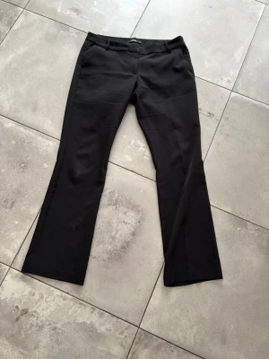 Svarta kostymbyxor från Bik Bok - Bik boks svarta low waist boutcut kostymbyxer