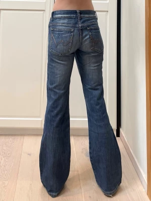 Lågmidjade vintage bootcut jeans  - Mått: 41 cm rakt över (parallella midjor), gren 21 cm och innerben 81 cm❤️Storlek W28 vilket motsvarar M enligt google. Jag är xs och 170 och håller in en del i midja rumpa lår. Defekter: slitna benslut och lite slitet längst sömmarna i skrevet  
