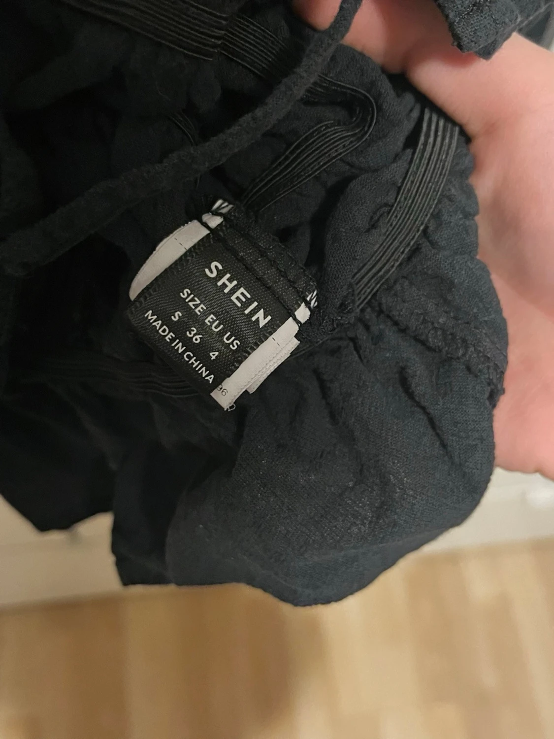 Svart blus med snörning - 2