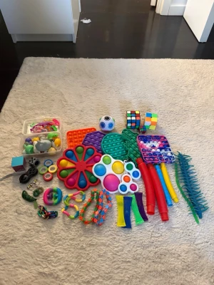 Fidgettoys - Säljer alla mina fidgettoys från när jag var yngre. De är fortfarande i bra skick och paketet innehåller bland annat 5st popits, 4 olika typer av dimples och 20st blandade mochis.