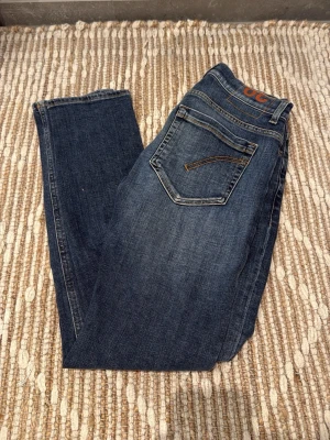 Doudup jeans - Fint tvättade mörkblåa jeans  från dondup. Jeansen har en snygg passform nypris 3000kr används ett fåtal gånger, storlek 29w hör av er vid frågor.