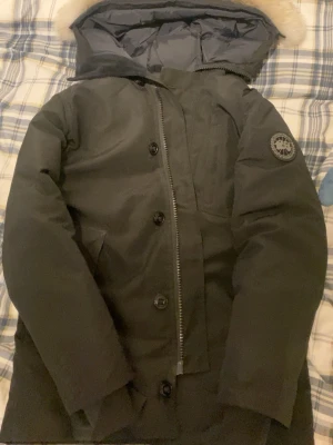 Canada goose chateau parka black label  - Jackan är i princip ny skick väldigt varsamt använd och med borttagbar päls . Håller en varm när de kyligt ute. Tveka inte att höra av er vid frågor eller pris förslag.