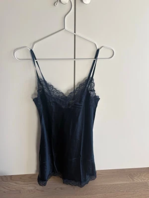 Nattlinne satin intimissmi  - Snyggt nattlinne från Intimissimi helt nytt, strl M nypris är 800kr men säljer för 300kr eller bud 