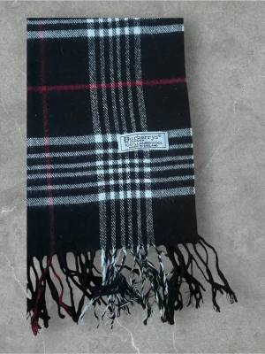 Burberry Halsduk Svart - 💪🏽Skick:Ny utan prislapp   📐Mått:Längd:178cm:Bred:31cm  📎Material:100%Lambswool  📦Skickar alltid inom 24h  💸Köp fler plagg för att få billigare pris  ✅Äkthetsgaranti