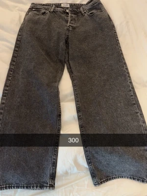 Jeans - Nypris på bild. 34/32