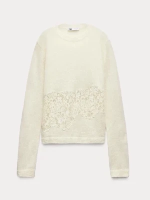 Vit stickad tröja med spets från Zara - Säljer denna jättefina vita stickade tröjan från Zara med lång ärm och rund halsringning. Tröjan har en snygg spetsdetalj över magen som ger en unik look. Använd fåtal gånger och är i nyskick. 