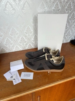 Maison Margiela Replica gats sneakers - Skorna är i topp skick och nypris ligger på 6000+. Äktenskapet går att visa genom att skanna koden och vill du jag visar gör jag det privat. 🧾box, påse och dustbag till skorna kommer med såklart. Även kortet och kuvertet. Pris går att diskuteras. Endast seriösa köpare och seriösa priser!✅