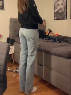 Jeans - Lågmidjade straight jeans i storlek 36. Uppsprättade nere annars väldigt fint skick. Jag är 178cm och brukar behöva 90 i innerban, dessa är lite för korta för mig och därför säljer jag då de inte kommer till användning. Köpte 2024 på Zara. Passar nog de som brukar ha 34 också.